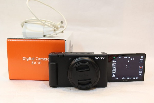 [중고] 소니 정품 ZV-1F 브이그로용 카메라 소니배터리 충전어댑터 보증서 설명서 박스 메모리32g 모든기능 정상이며 카메라 깨끗합니다