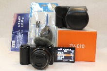 [중고] 소니 정품 ZV-E10  브이로그 유투버 카메라 보증서 설명서 박스 소니배터리 충전전원 어댑터 소니스트랩 카메라 전용가죽케이스 메모리256G 40.5mm uv usb캐이블 컷수337컷 신품급입니다